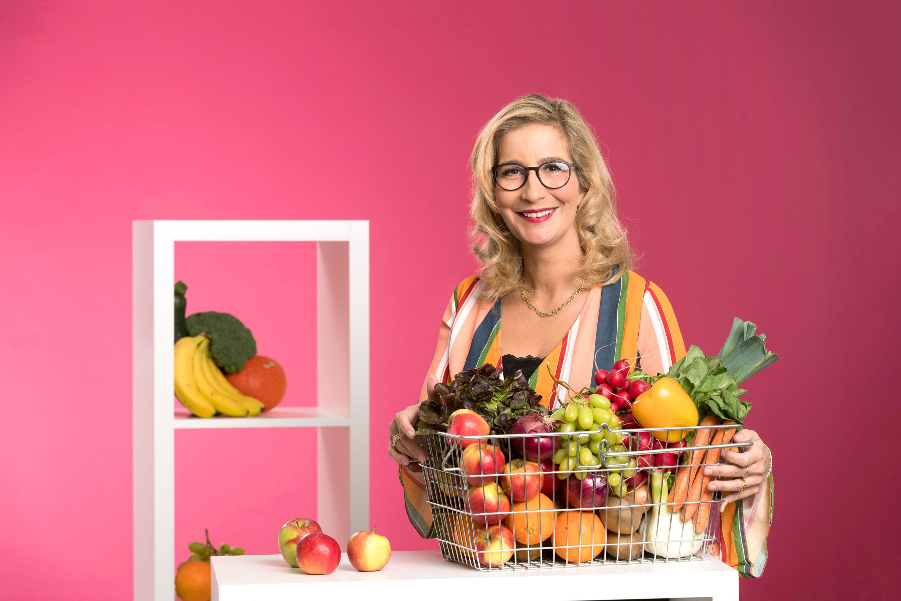 Yvonne Willicks mit einem Gemüse und Obstkorb
